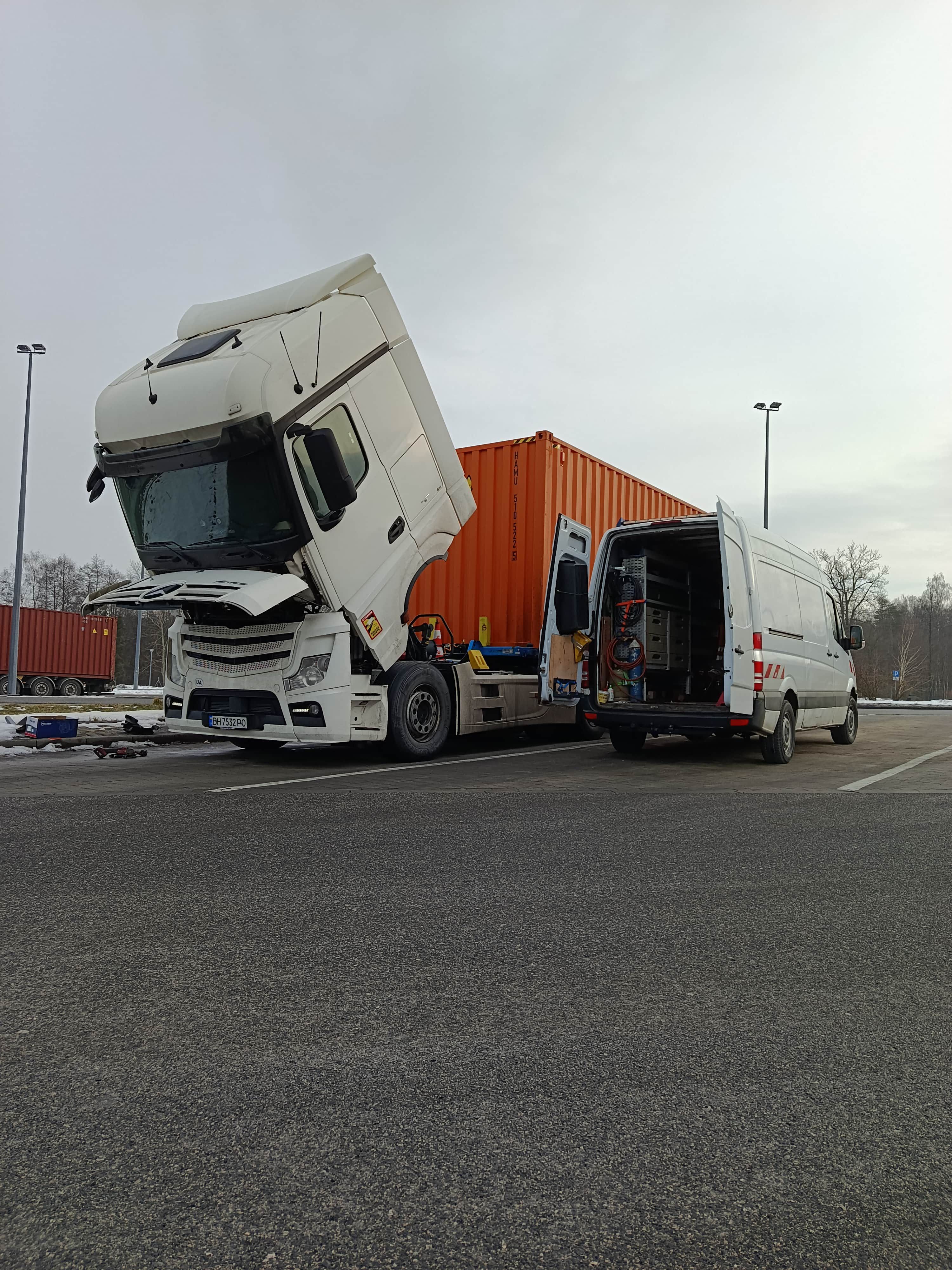 Demontaż koła i naprawa układu jezdnego naczepy ciężarowej przez mobilny serwis TIR, zaparkowany bus serwisowy