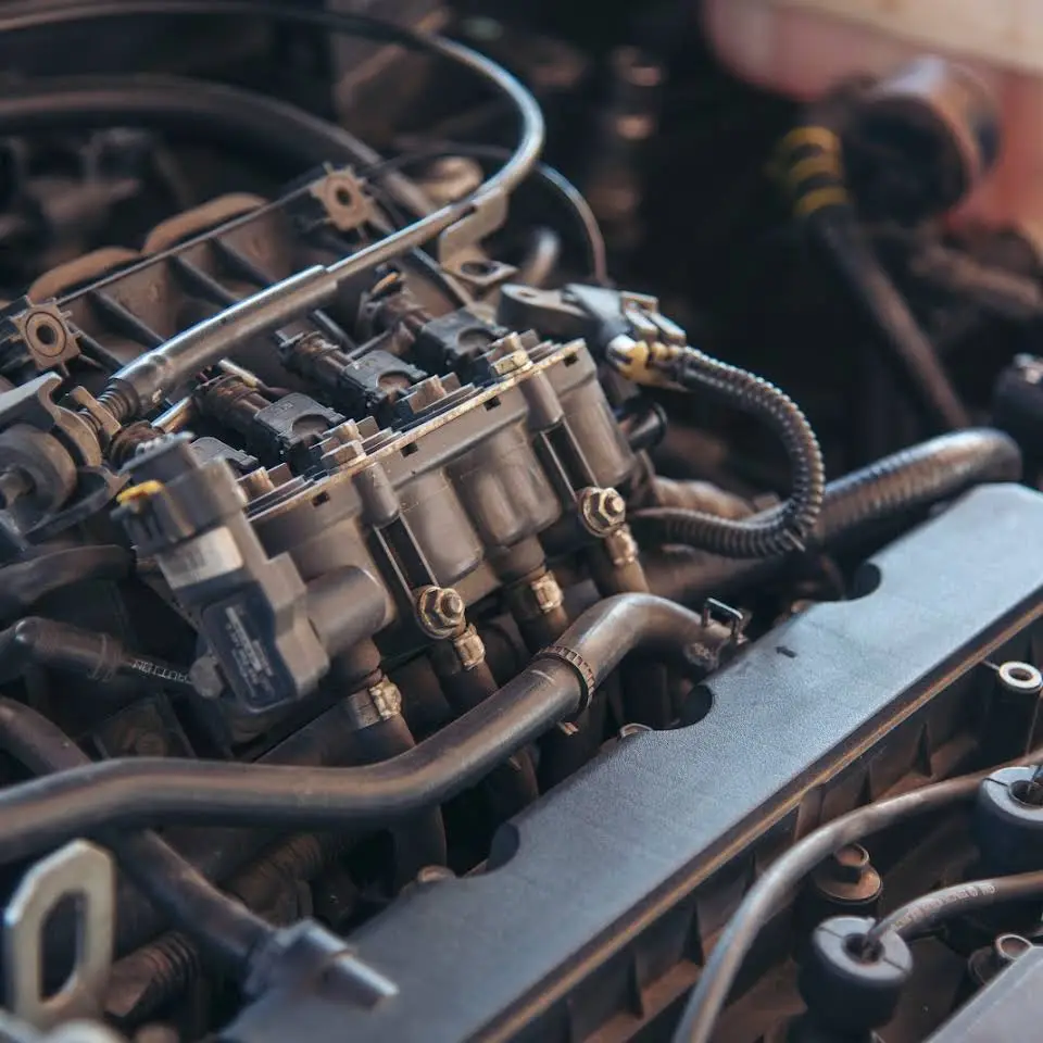 Zbliżenie na system wtrysku paliwa w silniku Diesla.