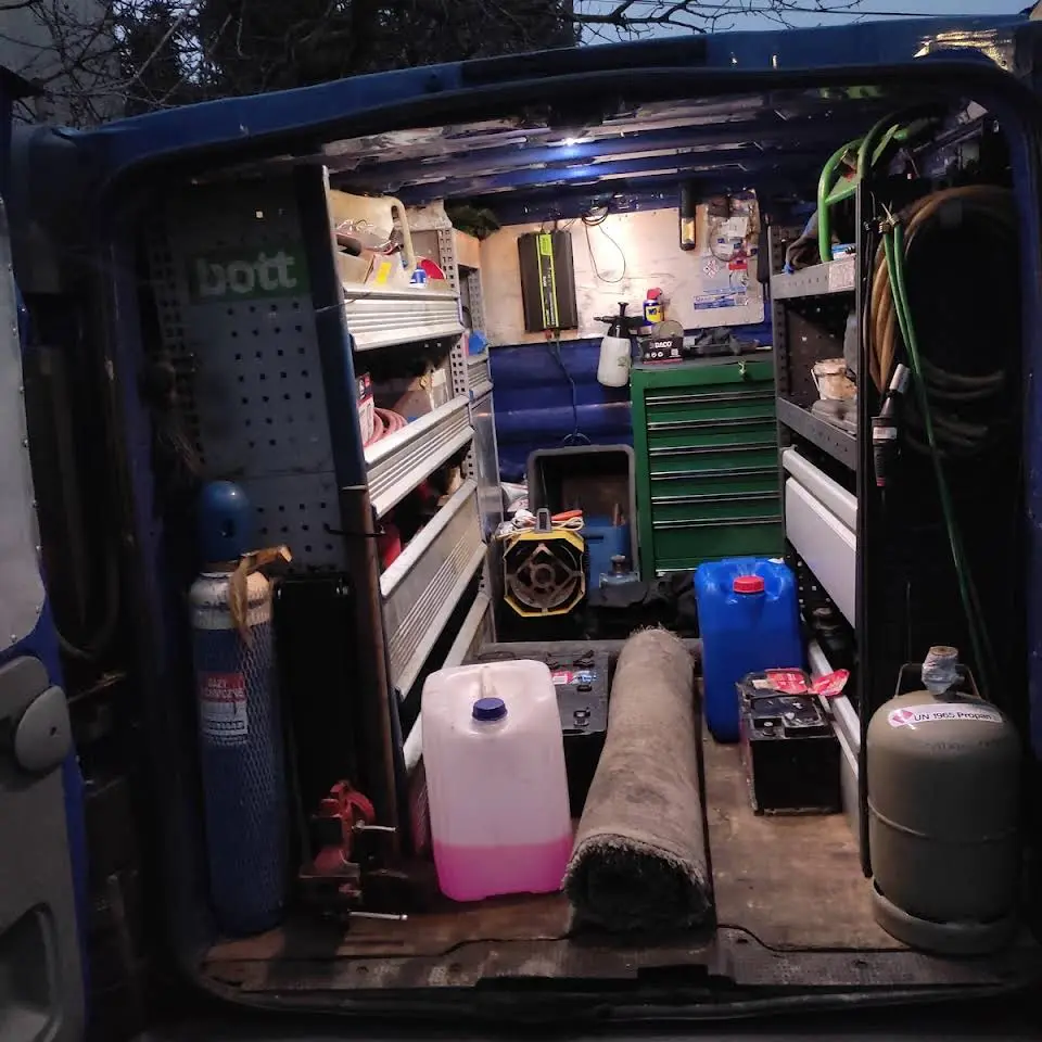 Wnętrze dobrze zorganizowanego mobilnego wozu mechanika.